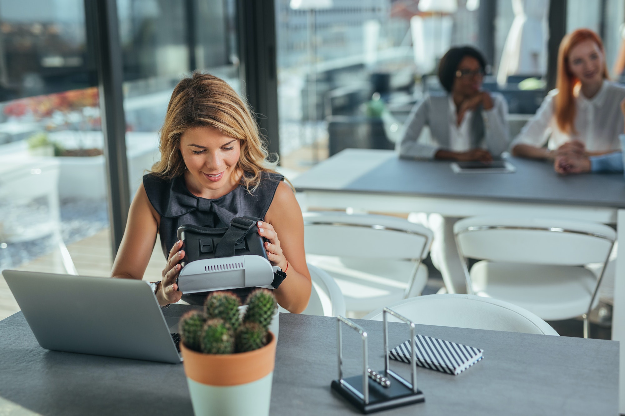 Infirmière devant un pc
