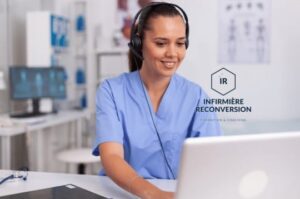 Cette image représente une infirmière en blouse bleue, équipée d'un casque audio, interagissant avec un patient via un ordinateur portable. Elle illustre bien le rôle actif des IDEL dans l'accompagnement des téléconsultations.
