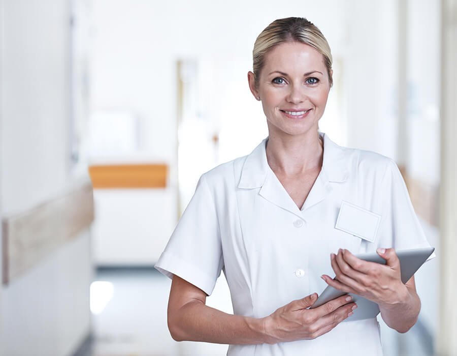 infirmière en blouse blanche avec dossier dans les mains